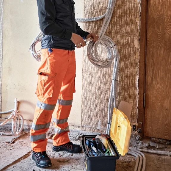 En elektriker i Kristianstad utför elservice och underhåll vid en elrenovering.